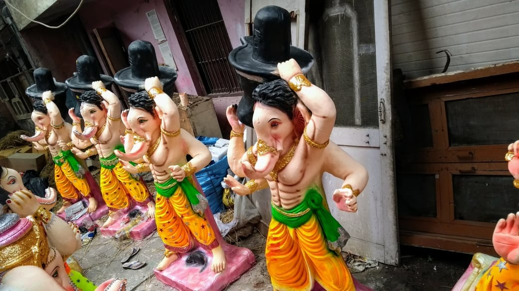 बाहुबली से प्रेरित गणेश प्रतिमाएं 2017 में दिल्ली में बिक्री के लिए (तस्वीर: अभिमन्यु माथुर) बाहुबली से प्रेरित गणेश प्रतिमाएं 2017 में दिल्ली में बिक्री के लिए (तस्वीर: अभिमन्यु माथुर)