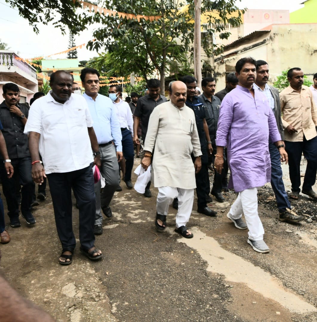 Karnataka chief minister Basavaraj Bommai and former chief minister HD Kumaraswamy visited the flood-affected areas in Old Mysuru region on Monday.