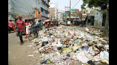Garbage pile up at a locality in Patna on Tuesday. (Santosh Kumar/HT Photo) Garbage pile up at a locality in Patna on Tuesday. (Santosh Kumar/HT Photo)
