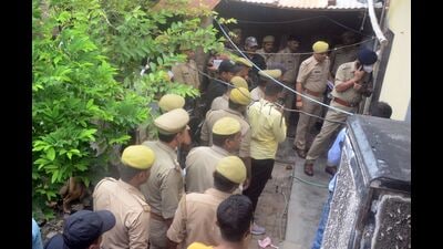Cops at crime scene in Daraganj. (HT)