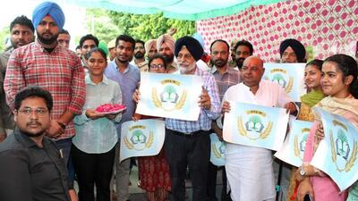 PAU students with MLA Gurpreet Bassi Gogi, vice-chancellor Satbir Gosal and deputy commissioner Surabhi Malik at the university in Ludhiana ending the days’ long protest. (HT PHOTO)