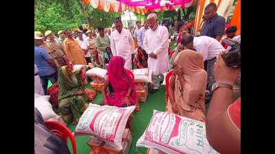 Jal Shakti minister Swatantra Dev Singh distributing edible items among the flood victims in Etawah district on Monday. (HT) Jal Shakti minister Swatantra Dev Singh distributing edible items among the flood victims in Etawah district on Monday. (HT)