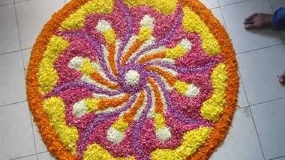 The flowers used in a Pookalam are Visnukranthi, Karuka, Muyal Cheviyan, Thiruthlaali, Cheroola, Nilappana, Kayyonni, Mukkutti, Poovamkurunilla and Uzhinja. However, in recent times, people have started using all types of flowers for Pookalam. (Pinterest)