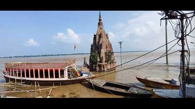 A view of Manikarnika ghat in Varanasi after increase in level of the Ganga. (Rajesh Kumar/ht)