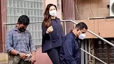 Actor Alia Bhatt is busy fulfilling her professional commitments amid her pregnancy. She is currently busy promoting her upcoming film Brahmastra with husband Ranbir Kapoor and has been making back-to-back public appearances. On Monday, the actor was spotted outside a studio in Mumbai, in black outift. Actor Alia Bhatt is busy fulfilling her professional commitments amid her pregnancy. She is currently busy promoting her upcoming film Brahmastra with husband Ranbir Kapoor and has been making back-to-back public appearances. On Monday, the actor was spotted outside a studio in Mumbai, in black outift.