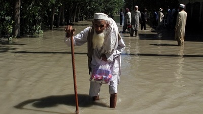 pakistan floods affected areas : गेल्या १५ दिवसांपासून पाकिस्तानात होत असलेल्या मुसळधार पावसामुळं देशात पूरस्थिती निर्माण झाली आहे. पाकिस्तानच्या एकूण लोकसंख्येपैकी १५ टक्के लोकसंख्या महापूरानं प्रभावित झाली आहे.