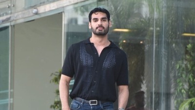 Suniel Shetty's son, actor Ahan Shetty was also spotted in Mumbai. Ahan posed for the photos, wearing a black shirt and a pair of denim pants. He made his Bollywood debut last year 2021 with Tadap for which he bagged an IIFA Award for Star Debut of the Year – Male category. Suniel Shetty's son, actor Ahan Shetty was also spotted in Mumbai. Ahan posed for the photos, wearing a black shirt and a pair of denim pants. He made his Bollywood debut last year 2021 with Tadap for which he bagged an IIFA Award for Star Debut of the Year – Male category.