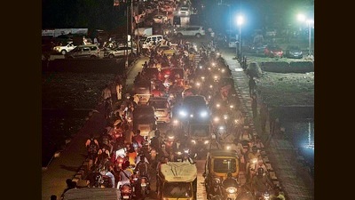 Traffic jam on Bhide bridge at Deccan on Tuesday (Pratham Gokhale/HT Photo) Traffic jam on Bhide bridge at Deccan on Tuesday (Pratham Gokhale/HT Photo)