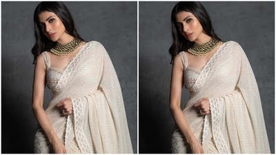 In the end, Mouni chose centre-parted open tresses with wavy ends, black winged eyeliner, coral pink lip shade, blushed cheeks, subtle eye shadow, mascara on the lashes, glowing skin, sharp contouring, and on-fleek brows for the glam picks. What do you think of her traditional look? (Instagram) In the end, Mouni chose centre-parted open tresses with wavy ends, black winged eyeliner, coral pink lip shade, blushed cheeks, subtle eye shadow, mascara on the lashes, glowing skin, sharp contouring, and on-fleek brows for the glam picks. What do you think of her traditional look? (Instagram)
