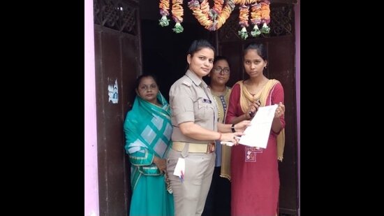 Woman constable Divya Dwivedi with Anjali. (Sourced)