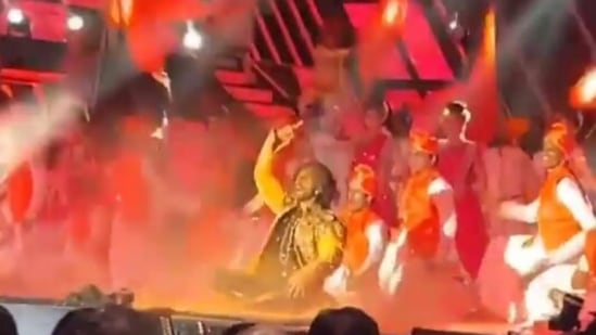 Ranveer Singh performing his song Khalibali at Filmfare Awards.