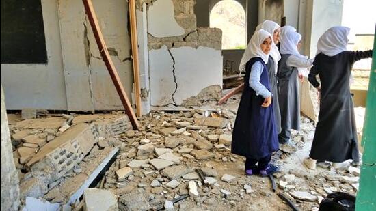 Students in their destroyed school in Taiz in war-torn Yemen. (Shutterstock)