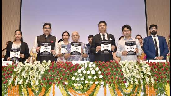 Aspire for int’l ranking, help other univs better NAAC grading: Uttar Pradesh governor (ht photo)