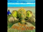 Ganesh Chaturthi 2022: The image shows the magnificent sand sculpture of Lord Ganesha created by Sudarsan Pattnaik with 3,425 ‘sand ladoos’ and some flowers.(Twitter/@sudarsansand)