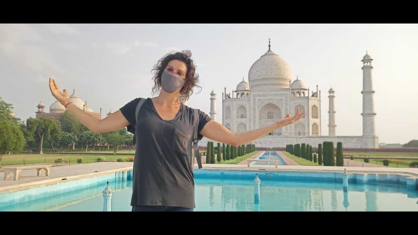 Thala Ajith makes a stopover at Taj Mahal as he crosses Agra during his  bike trip, poses in front of the monument