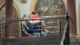 पंजाब के सीमावर्ती जिले तरनतारन के ठक्करपुरा गांव के एक चर्च में बुधवार तड़के मदर मैरी और जीसस क्राइस्ट की मूर्तियों में तोड़फोड़ की गई। मूर्ति का सिर लेकर आरोपी फरार हो गए। (एचटी फोटो) पंजाब के सीमावर्ती जिले तरनतारन के ठक्करपुरा गांव के एक चर्च में बुधवार तड़के मदर मैरी और जीसस क्राइस्ट की मूर्तियों में तोड़फोड़ की गई। मूर्ति का सिर लेकर आरोपी फरार हो गए। (एचटी फोटो)