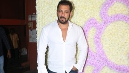Salman Khan poses for the paparazzi at the Ganesh Chaturthi celebrations held at his sister Arpita Khan and brother-in-law Aayush Sharma's home.&nbsp;
