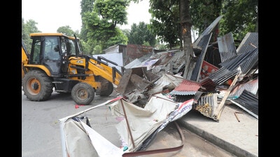 LMC bulldozers in action on Vikramaditya Marg, in Lucknow, on Wednesday. (HT Photo) LMC bulldozers in action on Vikramaditya Marg, in Lucknow, on Wednesday. (HT Photo)