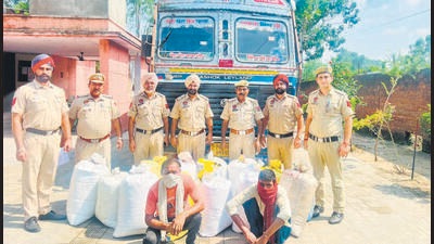Police with arrested accused and seized poppy husk in Pathankot on Wednesday. (HT Photo) Police with arrested accused and seized poppy husk in Pathankot on Wednesday. (HT Photo)