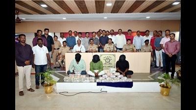 Six persons in connection with looting cash worth ₹3.6 crore from an SUV belonging to an angadia (HT PHOTO) Six persons in connection with looting cash worth ₹3.6 crore from an SUV belonging to an angadia (HT PHOTO)