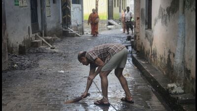 People cleaning up lanes after flood waters began receding on Wednesday. (Anil Kumar Maurya/HT) People cleaning up lanes after flood waters began receding on Wednesday. (Anil Kumar Maurya/HT)