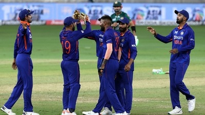 Hardik Pandya celebrates with teammates after taking the wicket of Iftikhar Ahmed, caught by Dinesh Karthik (REUTERS)