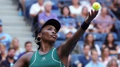 Venus Williams of the United States serves against Alison Van Uytvanck of Belgium on day two of the 2022 U.S. Open (USA TODAY Sports)