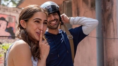 Sara Ali Khan and Kartik Aaryan in a still from Love Aaj Kal 2. Sara Ali Khan and Kartik Aaryan in a still from Love Aaj Kal 2.
