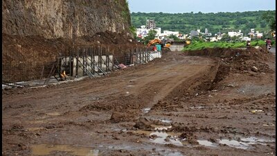 Road widening work of service road near Chandni chowk underway. (Ravindra Joshi/HT PHOTO) Road widening work of service road near Chandni chowk underway. (Ravindra Joshi/HT PHOTO)