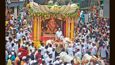 Crowds gathered in large numbers as the Manacha Ganpati started processions in the morning. (In pic) Devotees seek blessings of Dagdusheth mandal idol as it passes through. (PRATHAM GOKHALE/HT PHOTO) Crowds gathered in large numbers as the Manacha Ganpati started processions in the morning. (In pic) Devotees seek blessings of Dagdusheth mandal idol as it passes through. (PRATHAM GOKHALE/HT PHOTO)