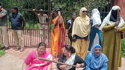 Congress workers hold protest outside Golf Course in Belagavi. (HT Photo)
