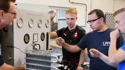 Heat pumps work like a fridge in reverse (picture alliance/dpa/dpa-Zentralbild) Heat pumps work like a fridge in reverse (picture alliance/dpa/dpa-Zentralbild)