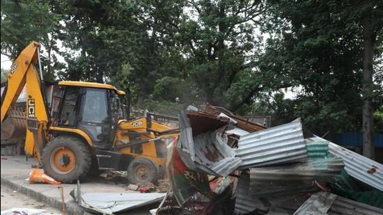 Lucknow municipal corporation removed encroachment outside Samajwadi party office. (HT Photo)