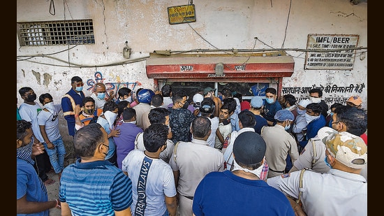 The majority of the liquor shops in Delhi were run by government corporations that pushed particular brands and offered an undignified store experience. As a result, consumers preferred buying from shops outside Delhi or through illegal channels (Amal KS/HT PHOTO)