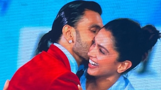 Ranveer Singh hugs Deepika Padukone at Filmfare Awards.&nbsp;