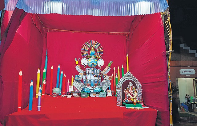 Sanyukta Prasad Mitra mandal at Narayan peth has constructed the Ganesh idol with stationery items. (Rahul Raut/HT PHOTO) Sanyukta Prasad Mitra mandal at Narayan peth has constructed the Ganesh idol with stationery items. (Rahul Raut/HT PHOTO)