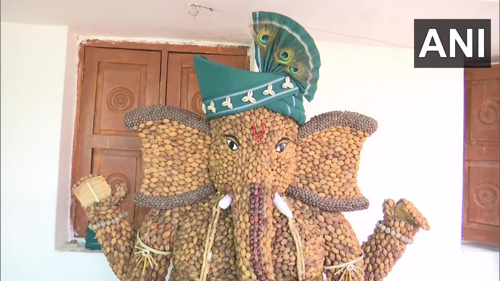 गणेश की मूर्ति बनाने के लिए प्राकृतिक घटकों का उपयोग किया जाता है। गणेश की मूर्ति बनाने के लिए प्राकृतिक घटकों का उपयोग किया जाता है।