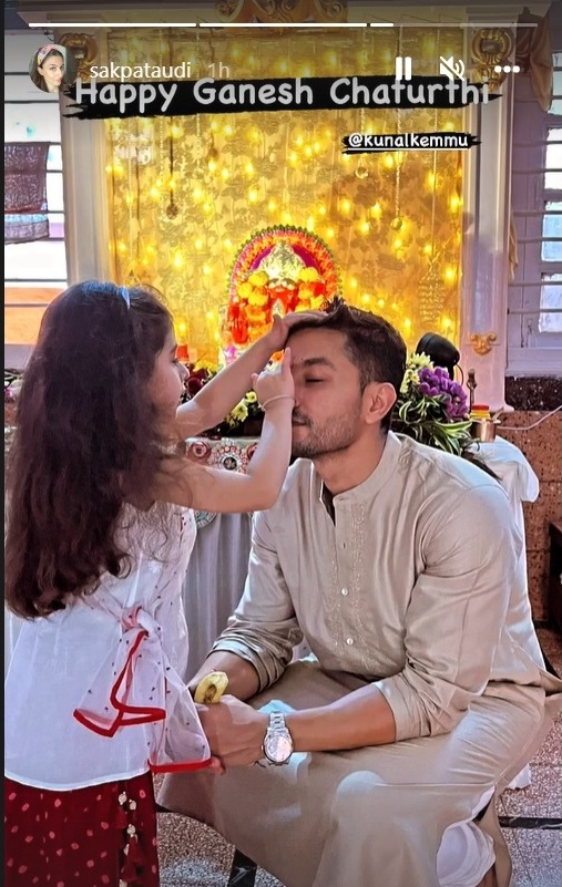 Inaaya putting tilak on Kunal's forehead.&nbsp;