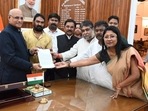 Jharkhand governor with UPA legislators at the Raj Bhavan. Jharkhand governor with UPA legislators at the Raj Bhavan.