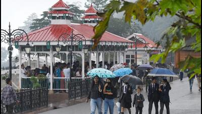 Commuters caught in light showers on The Ridge in Shimla on Thursday. The MeT department has predicted a wet spell till Monday next week with a yellow alert for heavy rains, thunderstorms and lightning from September 3 to 5 in Himachal. (Deepak Sansta / HT) Commuters caught in light showers on The Ridge in Shimla on Thursday. The MeT department has predicted a wet spell till Monday next week with a yellow alert for heavy rains, thunderstorms and lightning from September 3 to 5 in Himachal. (Deepak Sansta / HT)