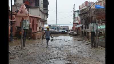 Flood water receded at Dashashwamedh Ghat, leaving behind the deluge. (Rajesh Kumar/ht)