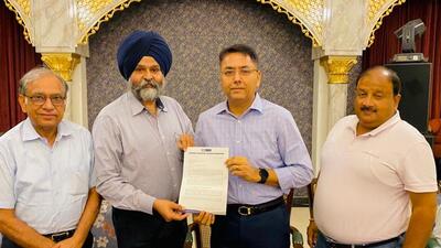 Industrialists handing over a memorandum over cancellation of textile park project to housing and urban development minister Aman Arora during a meeting in Ludhiana. (HT PHOTO) Industrialists handing over a memorandum over cancellation of textile park project to housing and urban development minister Aman Arora during a meeting in Ludhiana. (HT PHOTO)