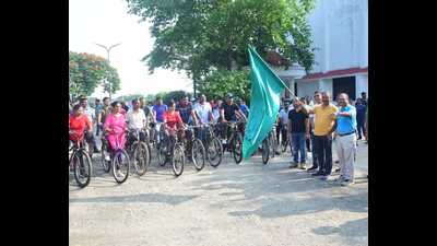 Cycle race being flagged off. (HT)