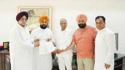A delegation of the Congress handing a memorandum to Punjab governor Banwari Lal Purohit on Thursday. (Punjab Congress/Twitter)