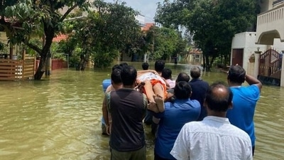 86 year old Srinivasa Ramarao died of heart attack at his flooded house in Rainbow layout of Doddakannelli. (Twitter/ @@Ashokmruthyu) 86 year old Srinivasa Ramarao died of heart attack at his flooded house in Rainbow layout of Doddakannelli. (Twitter/ @@Ashokmruthyu)