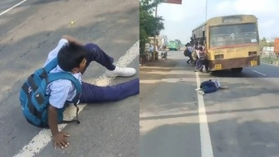 Boy could be seen tumbling onto the road from this moving bus. Source: Twitter/@ravithinkz Boy could be seen tumbling onto the road from this moving bus. Source: Twitter/@ravithinkz