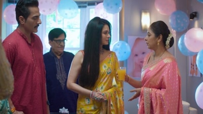 Anupamaa notices something off about Kinjal's mother Rakhi. Anupamaa notices something off about Kinjal's mother Rakhi.