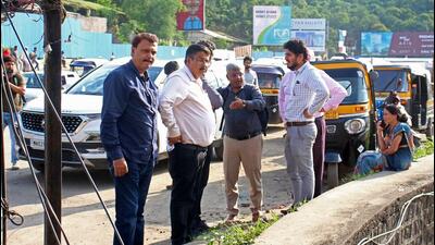 Noida-based consultancy ‘Edifice Engineering’ visited Chandni chowk along with NHAI officials to study old bridge before demolition. (RAVINDRA JOSHI/HT)