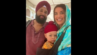 The image shows foreigners sporting matching turbans and wearing ethnic outfits before visiting Golden Temple. (Instagram/@eleiseandlawrence) The image shows foreigners sporting matching turbans and wearing ethnic outfits before visiting Golden Temple. (Instagram/@eleiseandlawrence)