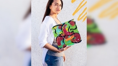 Singer Shalmali Kholgade commented on Sonakshi Sinha's post and wrote, "Soooo goood love love lovrrr." (Instagram/@aslisona)